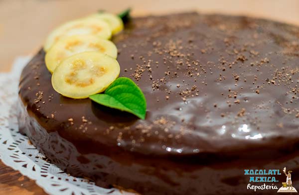 Pastel de Chocolate con relleno de Guyaba y cubierta de Chocolate - Xocolatl Mexica